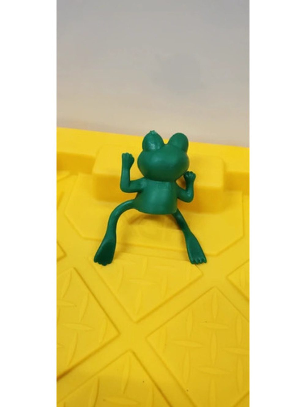 Green Frog Plastic Toy Figure Miniature Figurine Hanging Desk Decor Cute